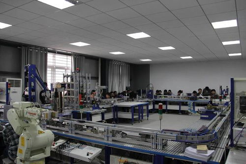 2022年,36歲設(shè)計(jì)師失業(yè)8個(gè)月雨中舉牌 不想送外賣,如今怎樣