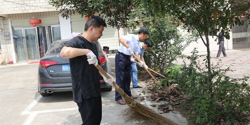 市人大常委會(huì)及機(jī)關(guān)黨員開展“五清一改”農(nóng)村清潔行動(dòng)主題黨日活動(dòng) 推動(dòng)建筑物清潔服務(wù)落地見效